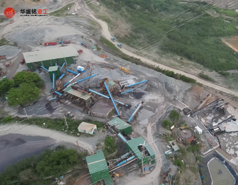 對(duì)輥破碎機(jī)破碎鐵礦石現(xiàn)場(chǎng)華盛銘重工