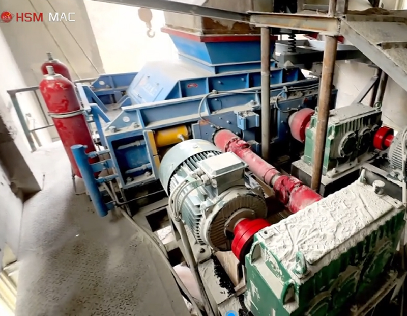 洛陽金礦用對(duì)輥破碎機(jī)破碎現(xiàn)場(chǎng)華盛銘重工