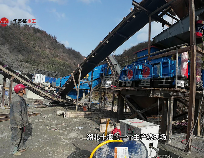 湖北十堰1010對(duì)輥破碎機(jī)破碎玄武巖生產(chǎn)現(xiàn)場(chǎng)
